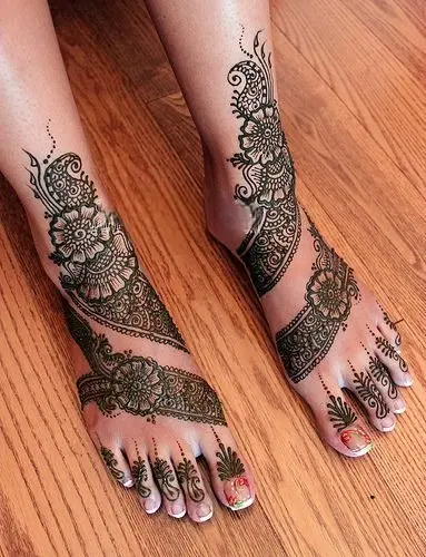 Two simultaneous feet Mehendi Design