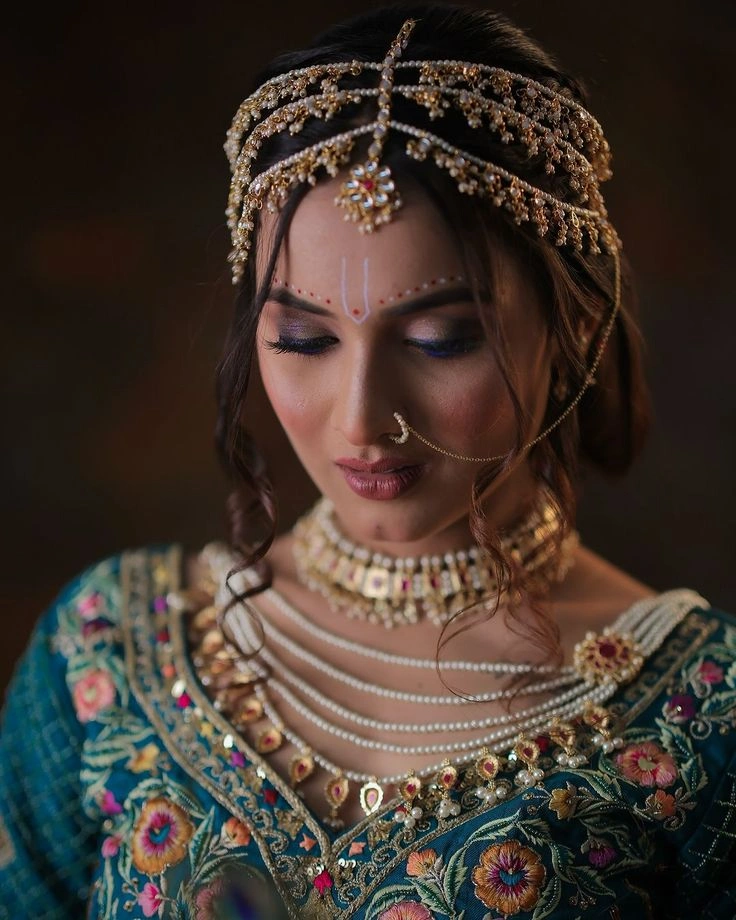 bridal headwear with maang tika and side chains