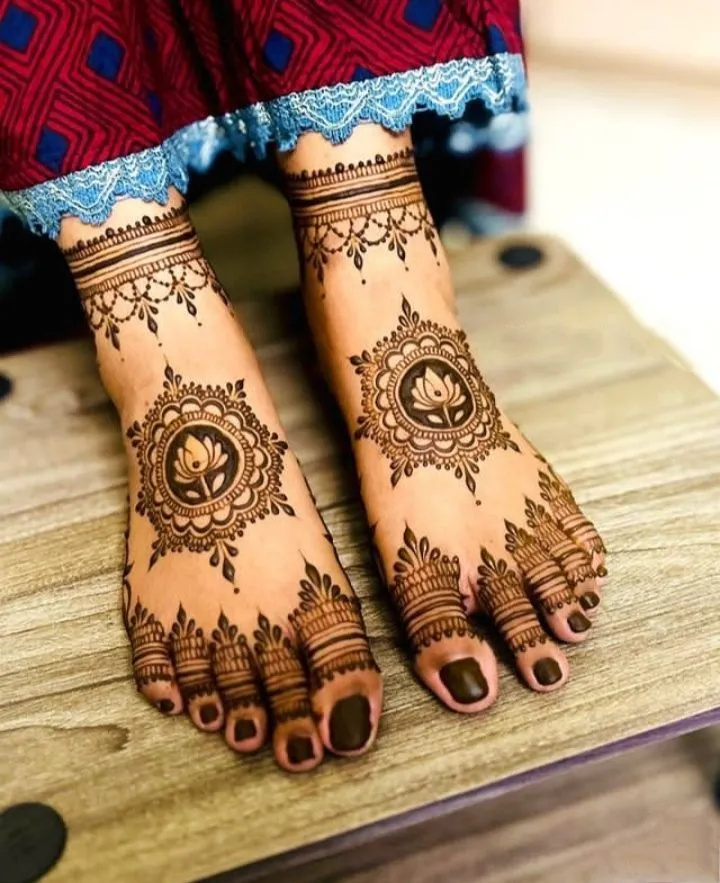 Centre feet symbol unique feet mehendi design