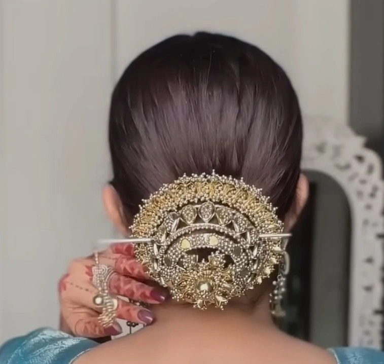 silver juda pin design with bridal hair accessories