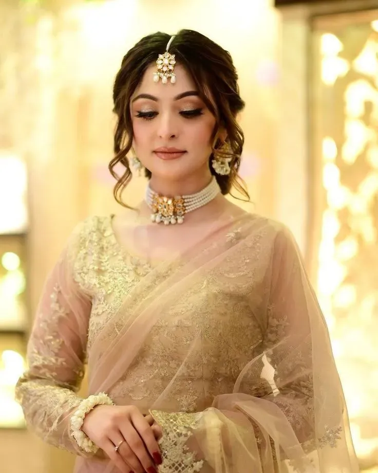 Hairstyle For Maang Tikka With Lehenga