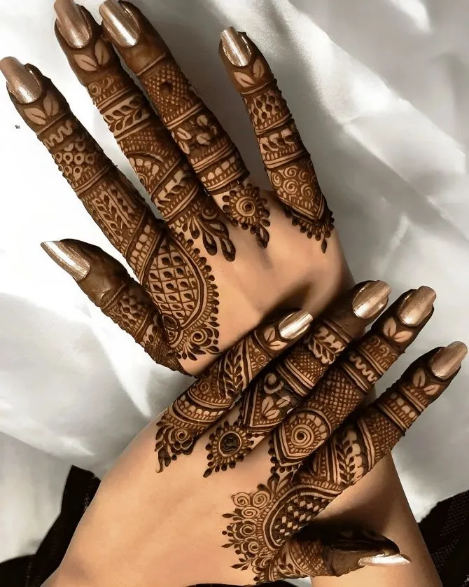 Modern finger mehandi