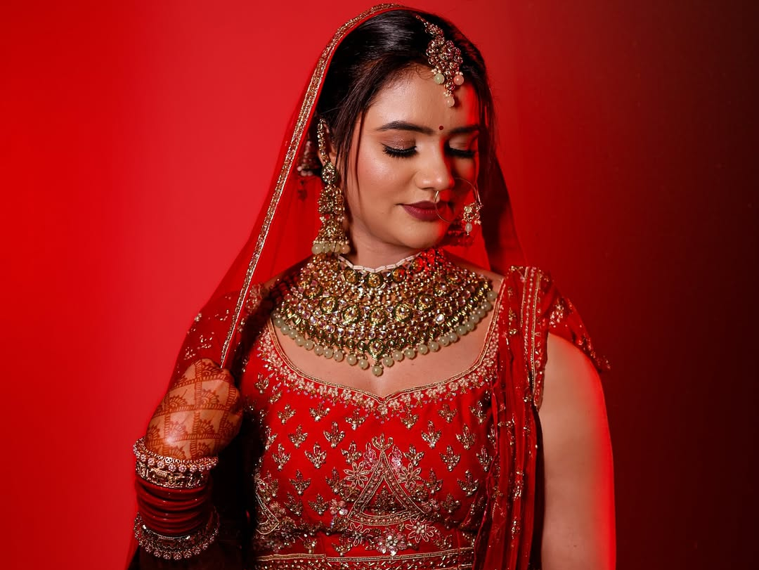 Bridal Pose That Never Goes Out of The Trend