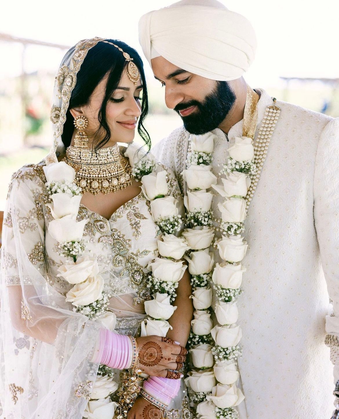 Alternating Rhythm of White Roses