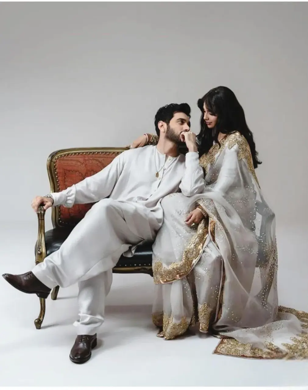 trending chin play pre wedding shoot